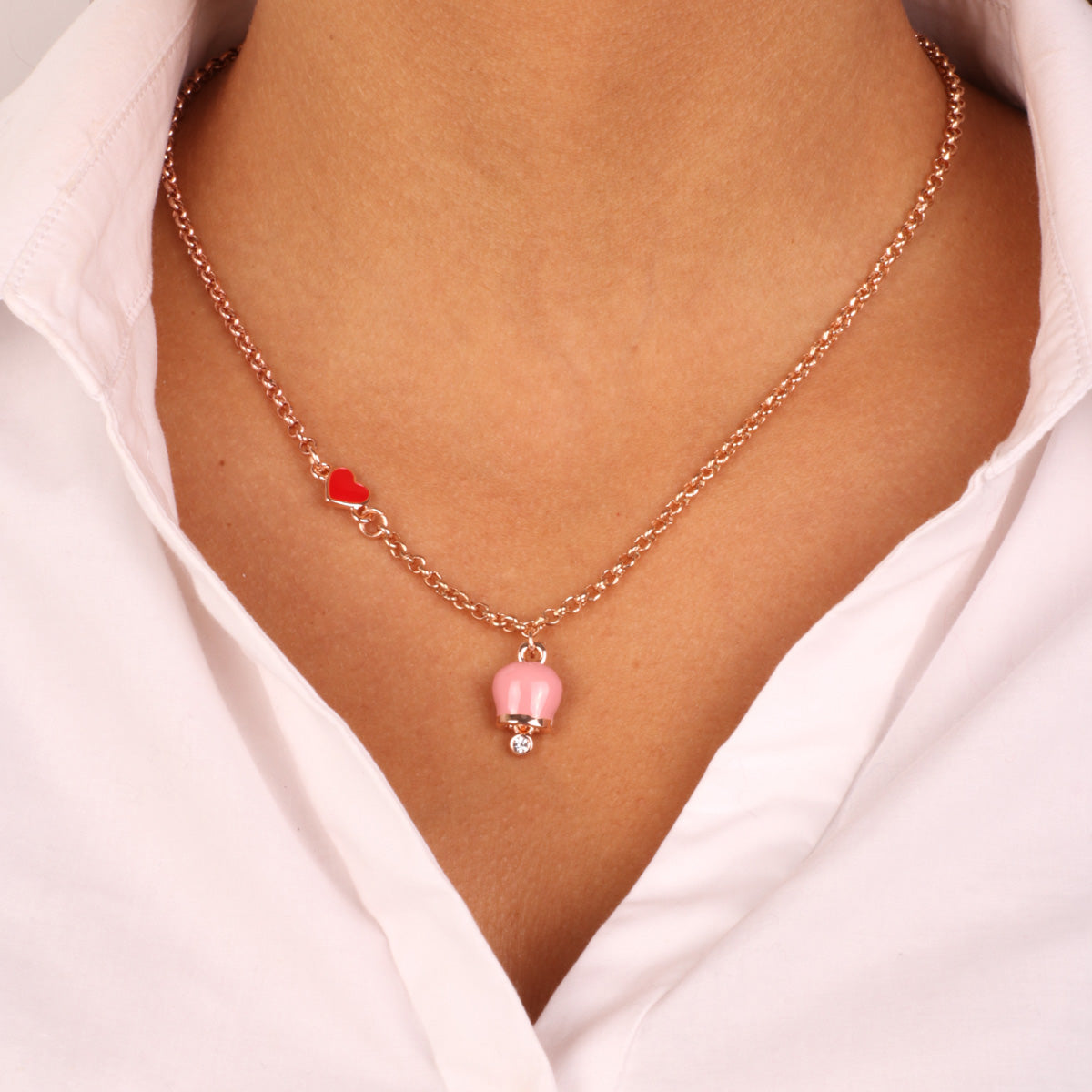 Collana in Metallo con cuore rosso e campanella portafortuna pendente rosa, impreziosita da punto luce