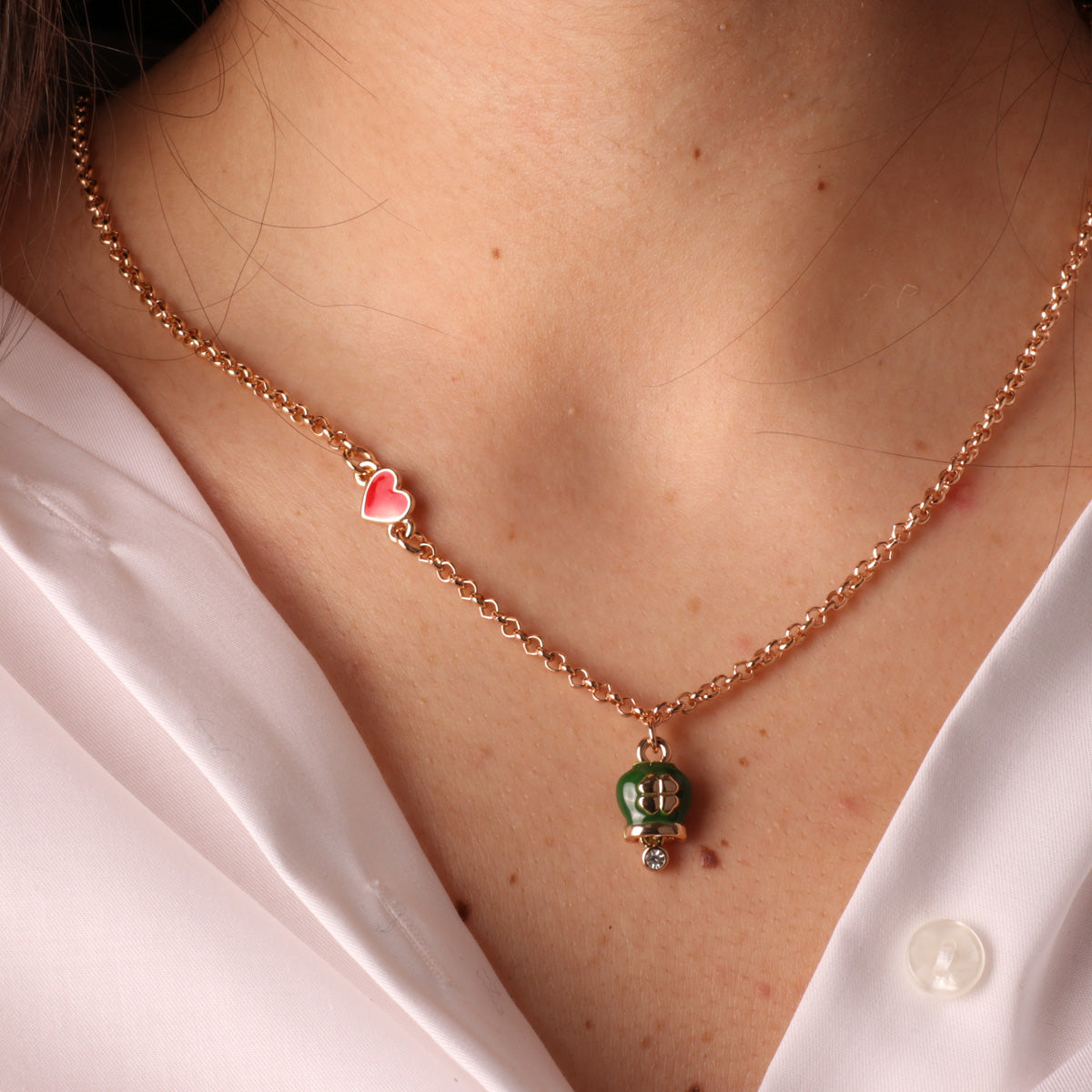 Collana in Metallo con cuore e campanella portafortuna verde con quadrifoglio