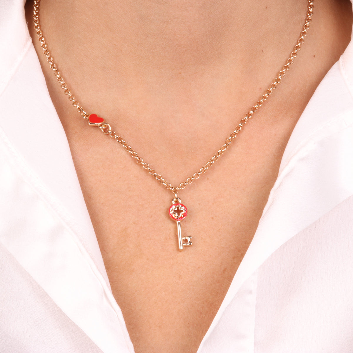 Collana in Metallo con chiave pendente in smalto rosso