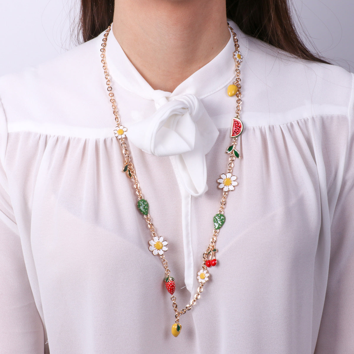 Collana in Metallo lunga con frutta e margherite pendenti