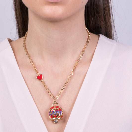 Collana in Metallo con campanella rossa impreziosita da cuori e scritta capri