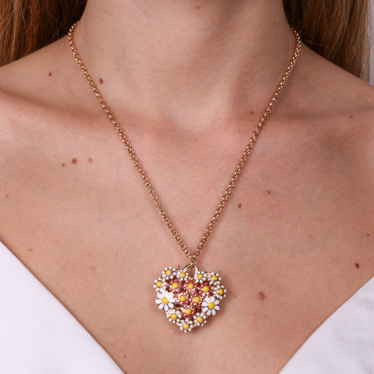 Heart metal necklace embellished with white flowers