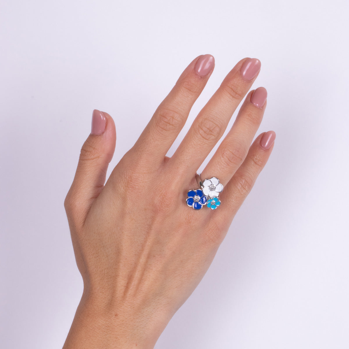 Anello in Metallo con tre fiori di colore blu, bianco e celeste