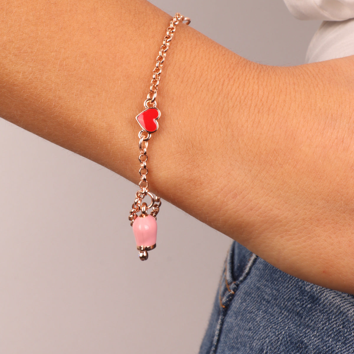 Bracciale in Metallo con cuore rosso e campanella portafortuna pendente, impreziosita da smalto rosa e punto luce