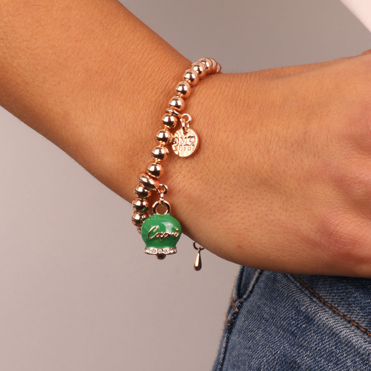 Bracciale in Metallo con campanella portafortuna verde e scritta Capri